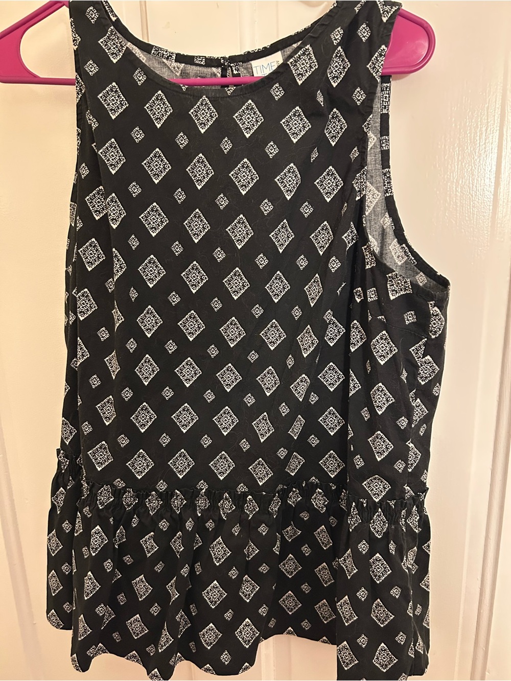 Time and Tru Black & White Printed Circle tank top